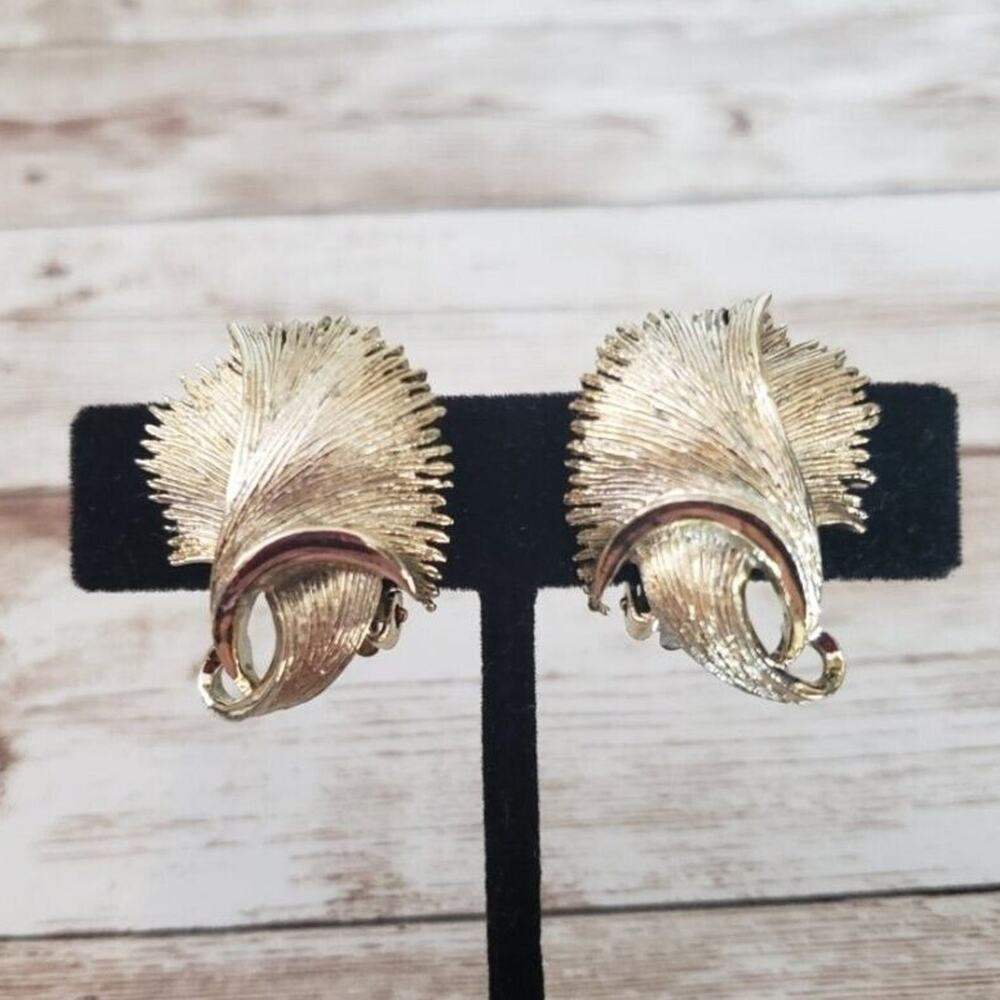 Vintage Clip On Earrings Gold Tone Shape That Fans Out